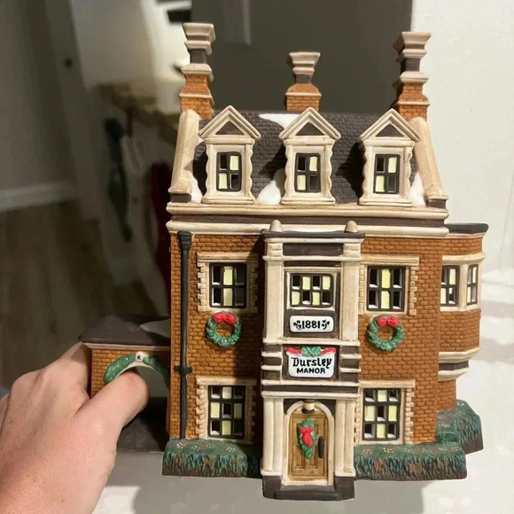 Dept 56 Dickens' Village Series Dursley Manor Christmas Light Up Christmas home - Picture 6 of 12